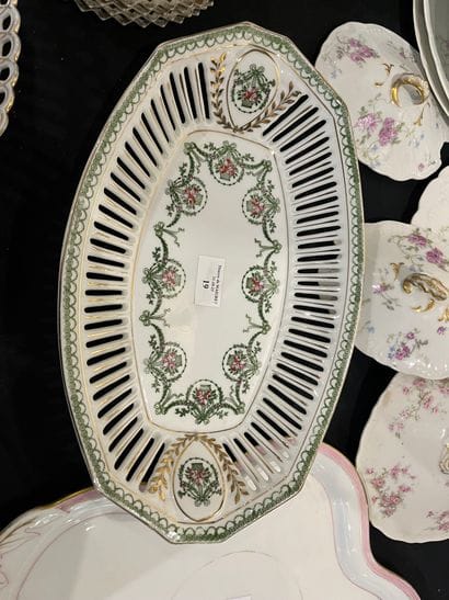 Porcelain manette including elements of a...