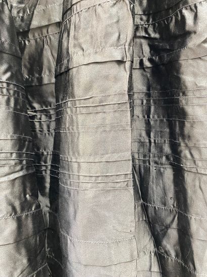 16- Lot including: 
-Cape with large collar,...