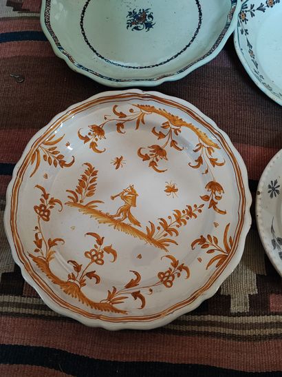 Lot d'assiettes en faïence dont un plat en...