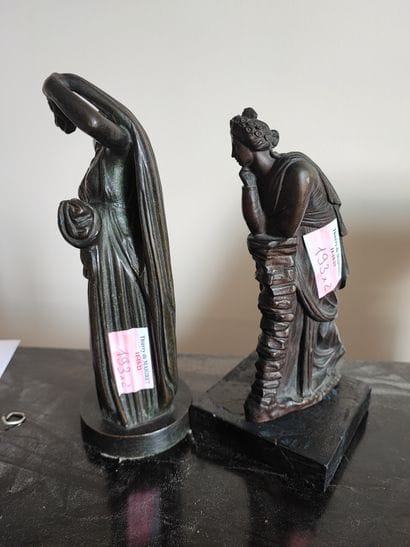 Deux Vénus ou Vestales en bronze patiné....