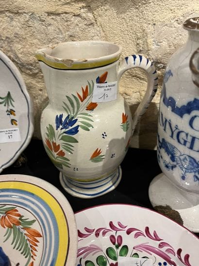 Mannette of ancient and modern earthenware...