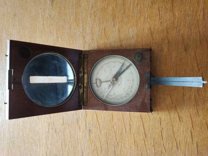 Pendulette de voyage 
Vers 1900
H : 14 cm...