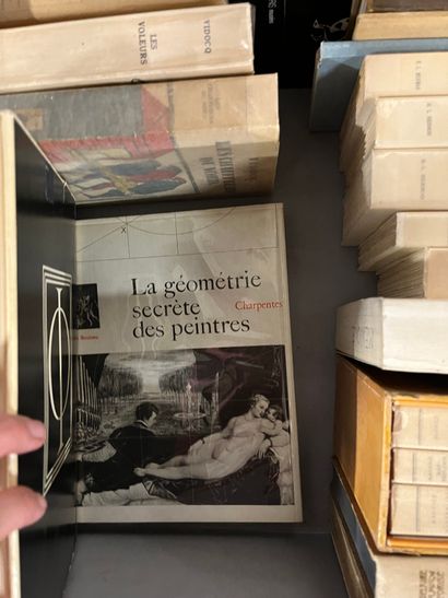 Two mannettes of paperback volumes including...