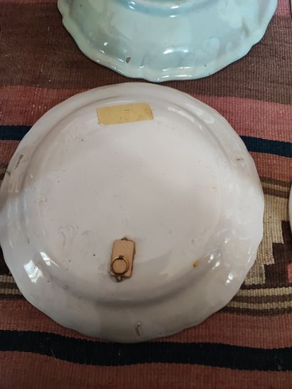 Lot d'assiettes en faïence dont un plat en...