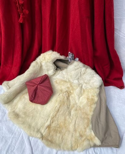 18- Cardinal's cape in red wool, two white...