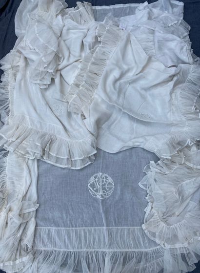 D Bedspread, pair of pillowcases and bolster...