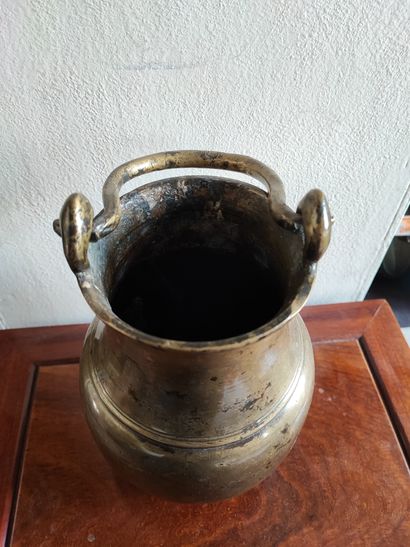 Pot à anses 
Bronze 
Vers 1600
H : 22 cm...