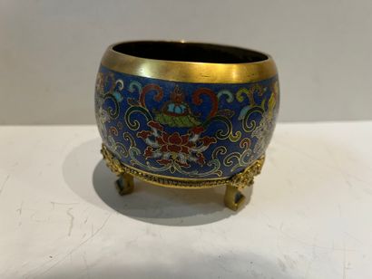 China, set including a spittoon and a tripod...