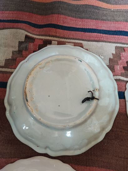 Lot d'assiettes en faïence dont un plat en...