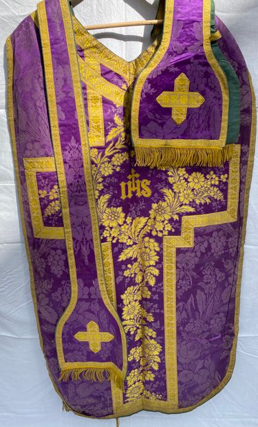 11 Lot of ecclesiastical vestments: chasuble...