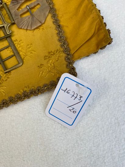 20 Lot comprising: white glass mesh and pearl...