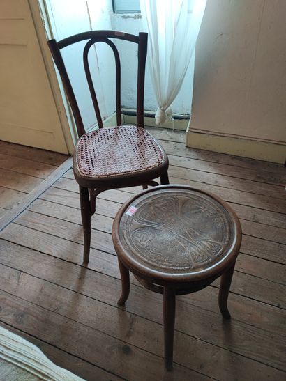 Lot comprenant : un guéridon, uen chaise...