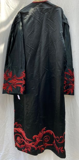 15- Lot including :
Long-sleeved black satin...