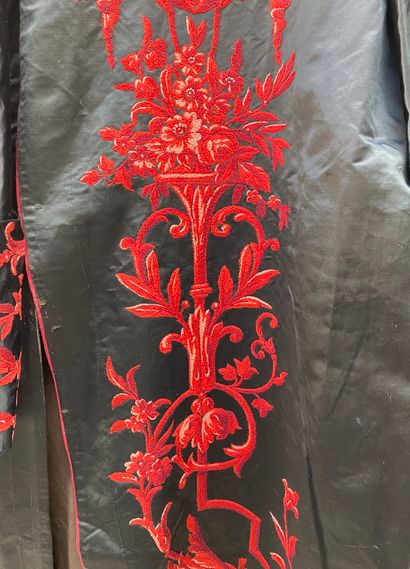 15- Lot including :
Long-sleeved black satin...