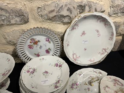 Porcelain manette including elements of a...