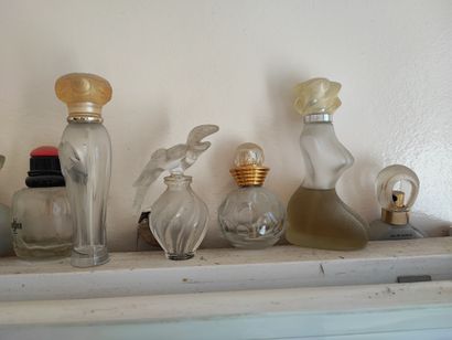 Lot de flacons de parfums dont Nina Ricci....