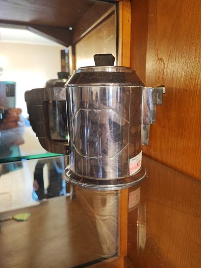 Trois éléments de service à café en métal...