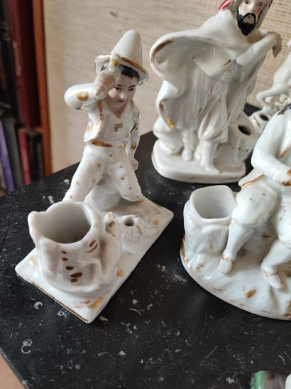 Lot de sept groupes de personnages en porcelaine...