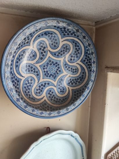 Lot de céramiques diverses : 
Deux plats...
