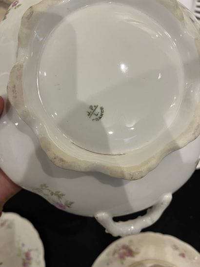Porcelain manette including elements of a...