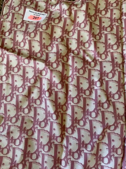 Un foulard Dior à motifs roses. Tâches et...