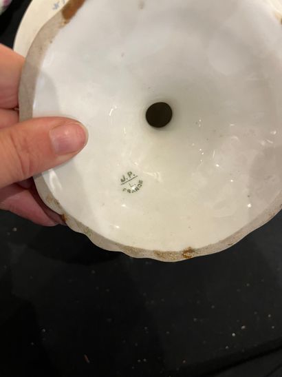 Porcelain manette including elements of a...