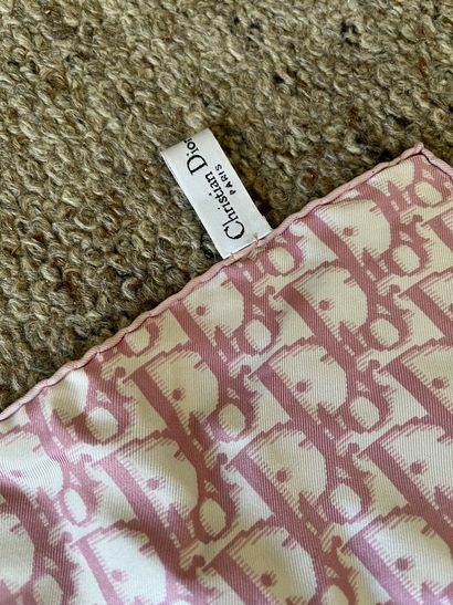 Un foulard Dior à motifs roses. Tâches et...