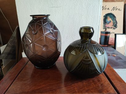 Deux vases vers 1925, dont l'un signé LEGRAS...