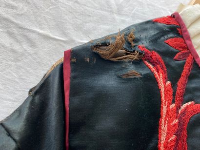 15- Lot including :
Long-sleeved black satin...