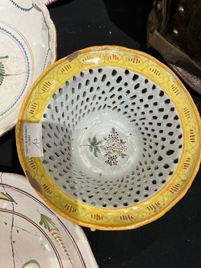 Mannette of ancient and modern earthenware...