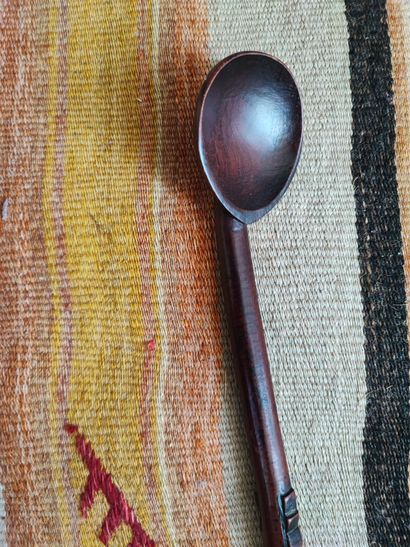Cuillère Zulu en bois 
Long : 32 cm