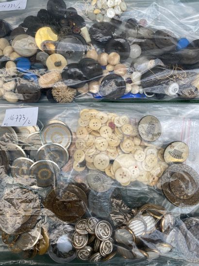 Ref2 Lot of various buttons: metal, mother-of-pearl,...