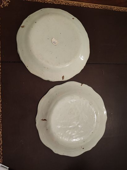 Rouen. Deux assiettes en faïence à décor...