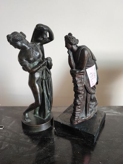 Deux Vénus ou Vestales en bronze patiné....