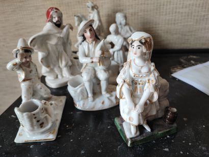 Lot de sept groupes de personnages en porcelaine...