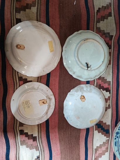 Lot d'assiettes en faïence dont un plat en...