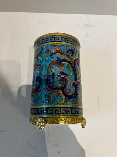Cloisonné enamel brush pot in the Qianlong...