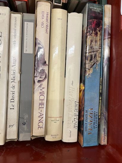Deux caisses de volumes d'art dont Turner,...