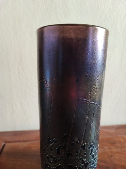 Vase rouleau en verre à décor irisé, porte...