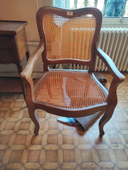 Lot de petits mobiliers comprenant un fauteuil...