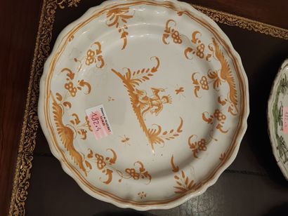 Moustiers. Quatre assiettes en faïence à...
