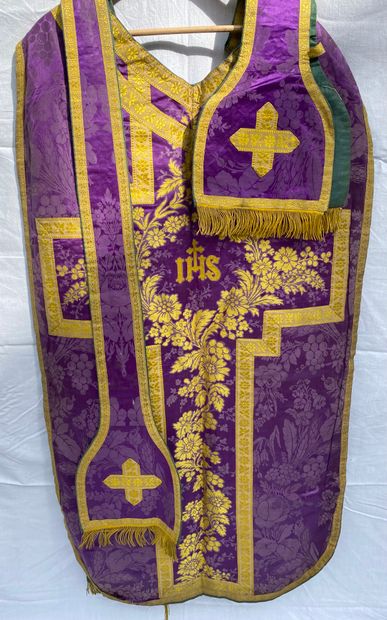 11 Lot of ecclesiastical vestments: chasuble...