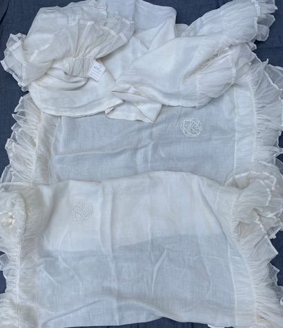 D Bedspread, pair of pillowcases and bolster...