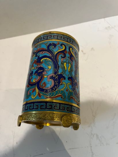 Cloisonné enamel brush pot in the Qianlong...