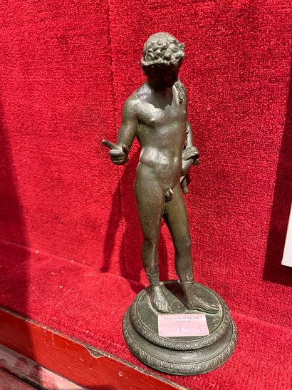Ephèbe en bronze patiné. Vers 1900. Haut.:...