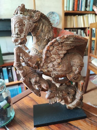 INDE 
Deux chevaux soutenus par leur cavalier
Bois...