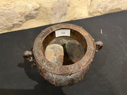 Bronze vase with imitation vanilla decoration...