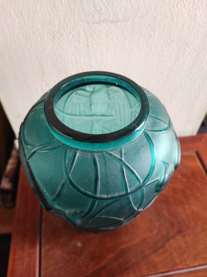 Vase en verre bleu à décor de perruches signé...