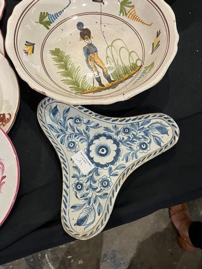 Mannette of ancient and modern earthenware...