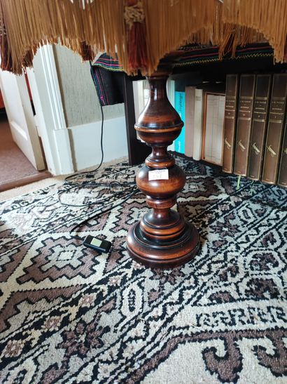 Lot comprenant : Lampe balustre en bois,...